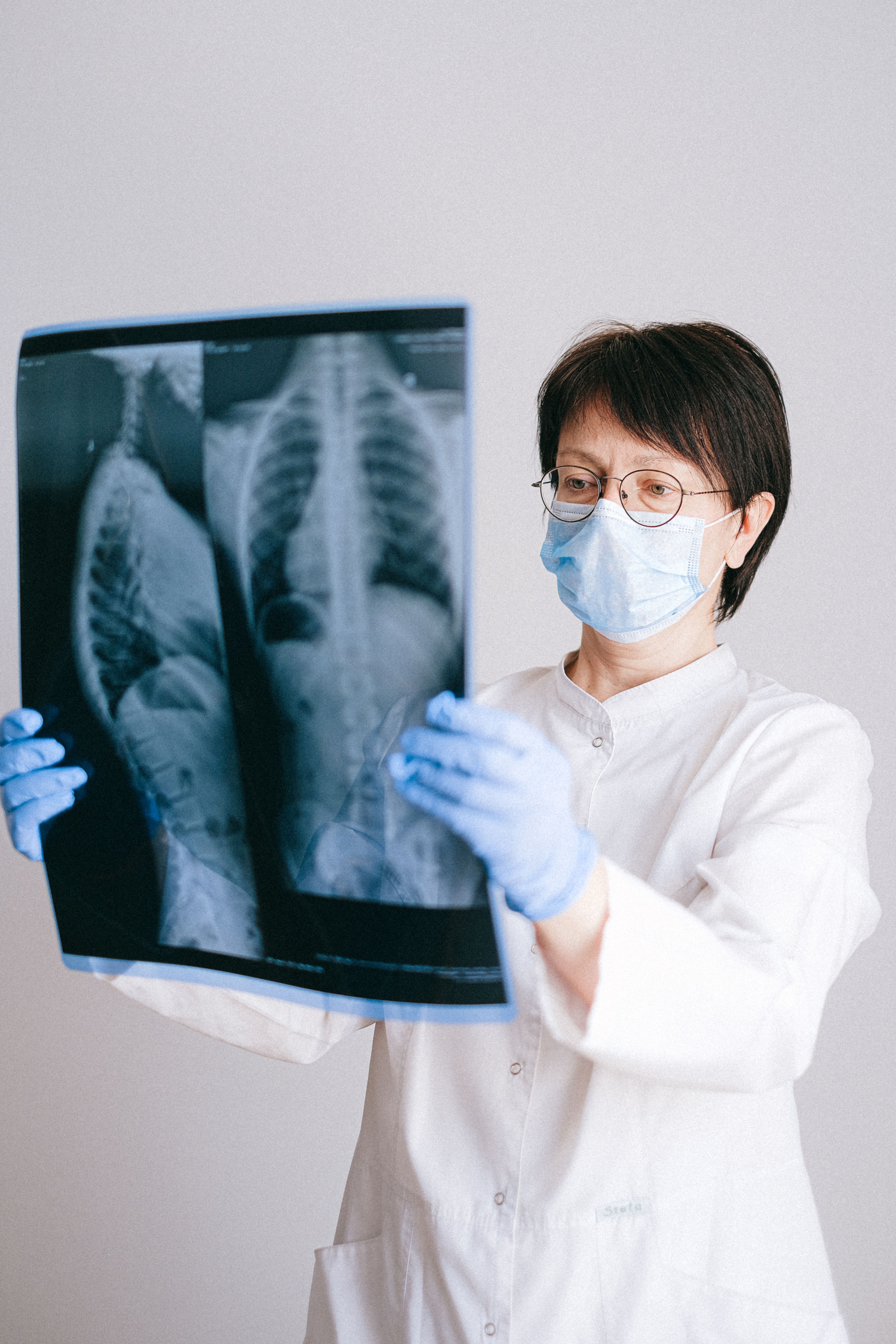 医生与访客讨论保险细节